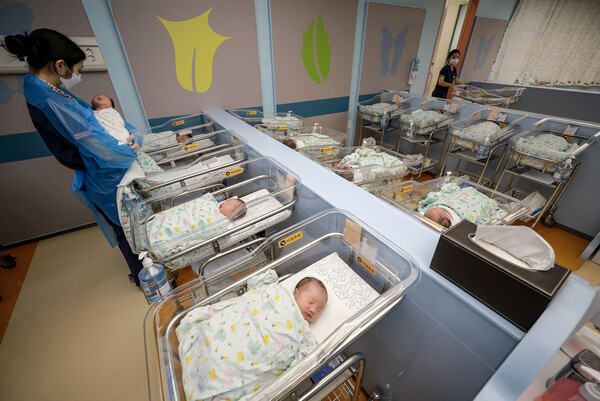 ▲ 지난해 9월 25일 경기 고양시 CHA의과학대학교 일산차병원 신생아실에서 간호사가 신생아들을 돌보고 있다. /뉴시스