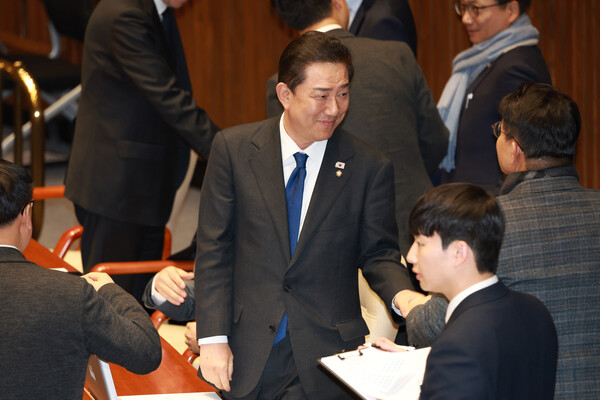 ▲ 김병기 더불어민주당 전 원내대표가 지난해 12월 30일 서울 여의도 국회에서 열린 본회의에서 의원들과 인사를 나누고 있다. /뉴시스