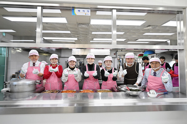 ▲ 배식봉사 진행 모습.