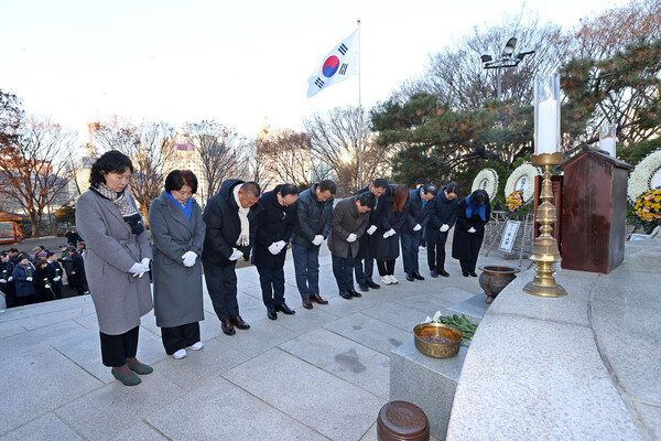 ▲ 현충탑 참배 모습.