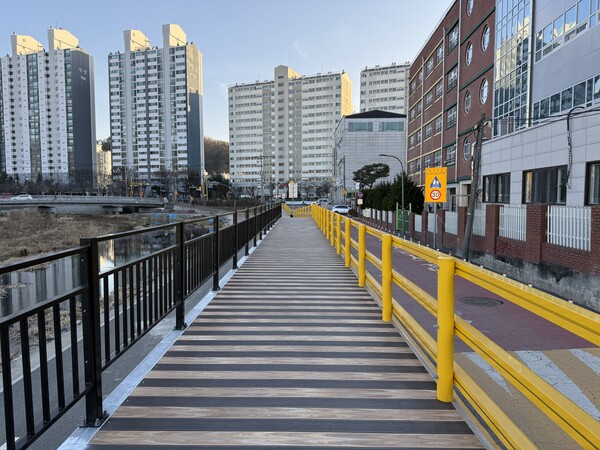 ▲ 용인특례시 처인구 용마초등학교 정문 앞 보행환경 개선사업 완료 모습.