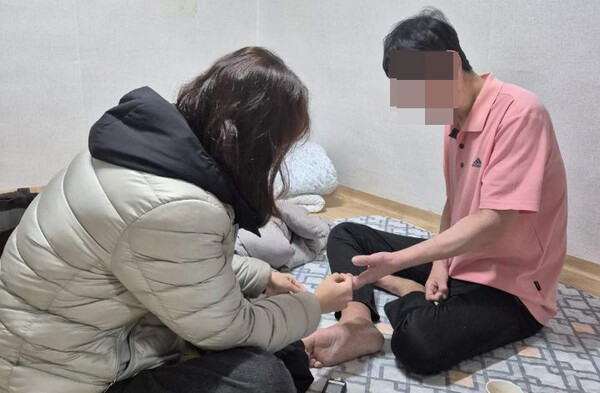 ▲ 장위1동 방문간호사가 이씨의 집을 방문해 건강상태를 확인하고 있다.