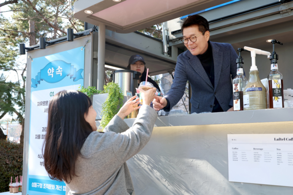 ▲ 2025년 진행한 ‘조직문화 개선 커피차 이벤트’에서 정원오 성동구청장(사진 오른쪽)이 직원에게 음료를 건네며 인사하는 모습.