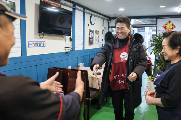 ▲ 연말연시 물가안정 현장점검 나선 김정헌 중구청장.