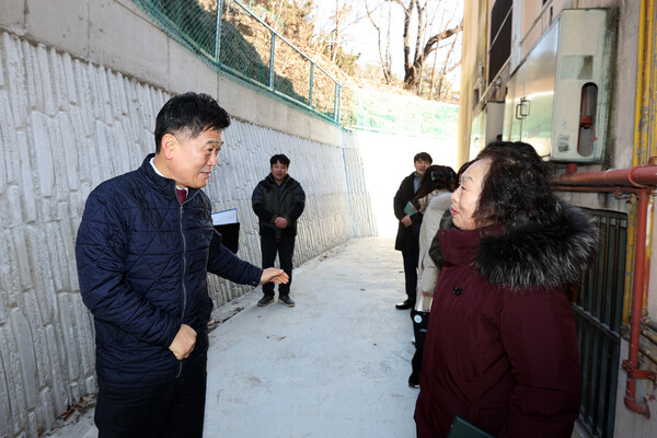 ▲ 옹벽 등 재난 위험 시설물 점검 나선 박종효 남동구청장.