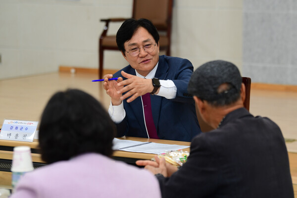 ▲ 주민과 소통하는 박용철 강화군수.