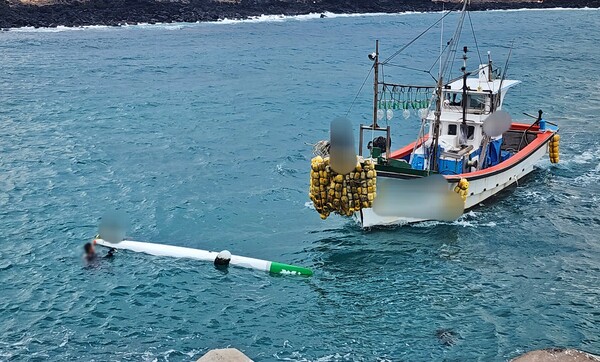 ▲ 3일 오후 제주시 한경면 해상에서 카약 침수 사고가 발생해 해경이 30대 레저객을 구조하고 있다. (사진=제주해양경찰서 제공)