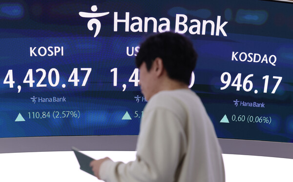 ▲ 5일 오전 서울 중구 하나은행 딜링룸 전광판에 지수가 표시되고 있다. /뉴시스