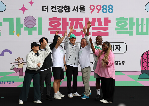 ▲ 오세훈 서울시장이 10일 오전 서울 중구 동대문디자인플라자에서 열린 더 건강한 서울 9988, '한가위 확.찐.살. 확빼기' 체력장에서 기념촬영을 하고 있다. /뉴시스