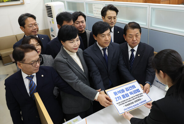 ▲ 2차종합특검 법안 제출하는 3대특검 종합대응 특별위원회. 		/뉴시스