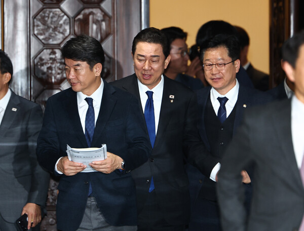 ▲ 이동하는 김병기 전 원내대표. /뉴시스