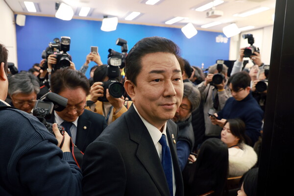 ▲ 사퇴의사 밝히고 회의장 나서는 김병기. /뉴시스