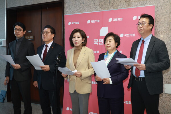 ▲ 현안 기자회견하는 국힘 법사위원들. /뉴시스