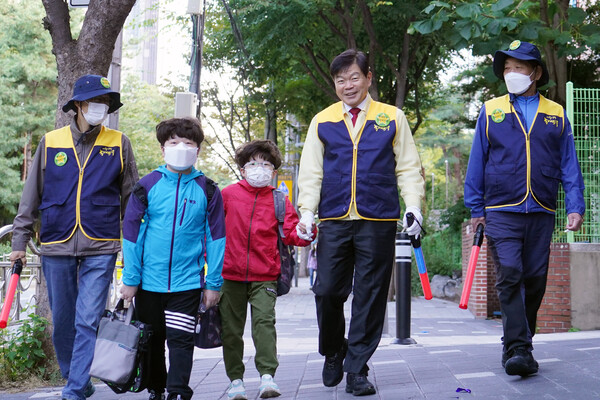 ▲ 노인일자리 통학도우미 사업 참여한 이필형 구청장.