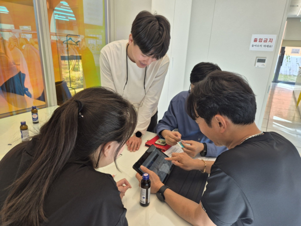 ▲ 동주민센터에서 모바일 행복이음을 활용하여 대상자 상담을 진행하고 있다.