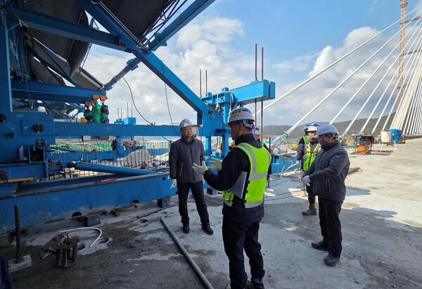 ▲ 안전보건공단 경남본부 교량 건설현장 점검 모습.