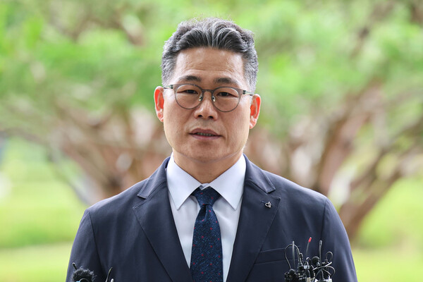 ▲ 백해룡 전 영등포경찰서 형사과장(경정)이 임은정 동부지검장과 비공개 면담을 위해 7월 17일 서울 송파구 서울동부지방검찰청으로 들어가며 취재진 질의에 답하고 있다. /뉴시스