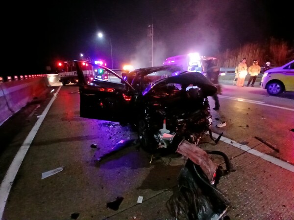 ▲ 4일 오전 1시23분께 전북 고창군 고수면을 지나는 서해안고속도로 서울 방면 73㎞ 지점에서 스포츠유틸리티차량(SUV)이 승용차를 견인하던 래커 차량을 들이받는 사고가 발생해 사고에 휘말린 승용차가 심하게 파손돼있다. (사진=전북특별자치도소방본부 제공)