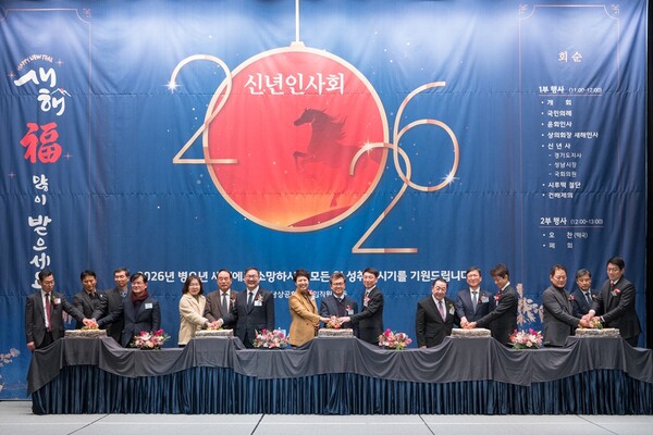 ▲ 축하 시루떡 절단 모습.