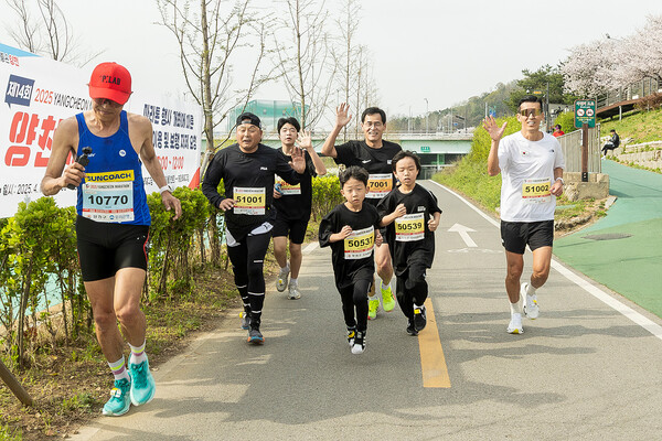 ▲ 지난 제14회 양천마라톤 대회에서 참가자들과 함께 뛰는 이기재구청장(가운데).