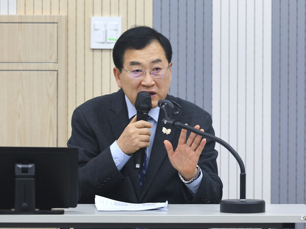 ▲ 7일 오전 경주시청 대회의실에서 열린 올해 첫 읍면동장 회의에서 주낙영 경주시장이 발언하고 있다.