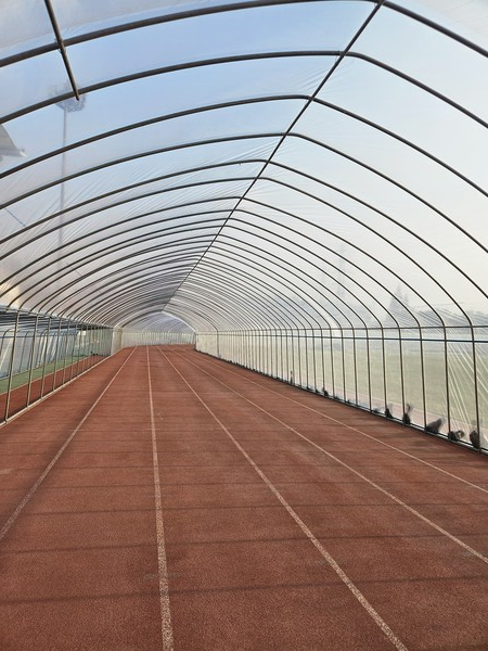▲ 시흥시육상경기장 비닐온실 설치 내부.