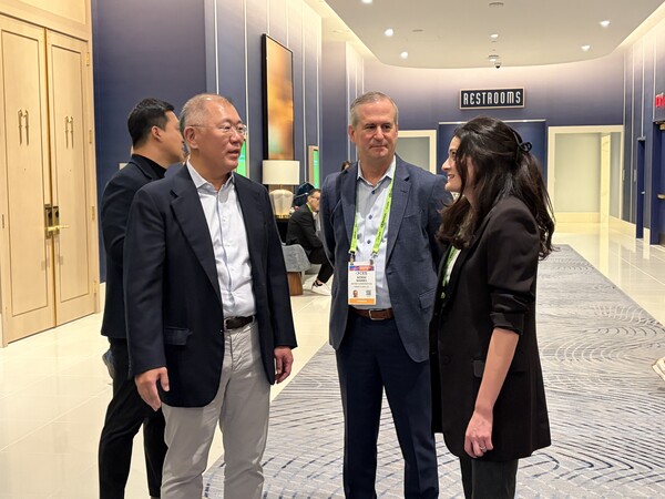 ▲ 정의선 현대차그룹 회장이 6일(현지시간) CES 2026 현장에서 젠슨 황 엔비디어 최고경영자의 딸 메디슨 황과 만난 모습. /뉴시스