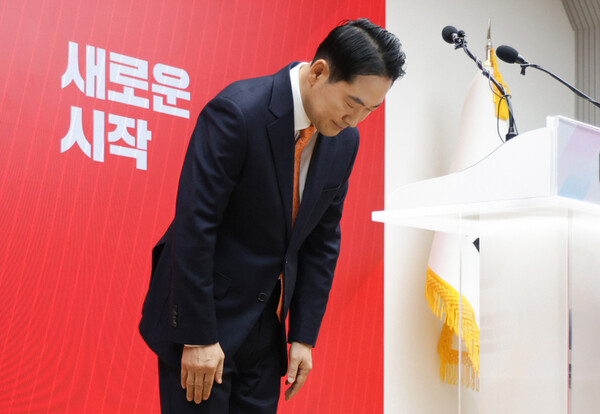 ▲ 장동혁 국민의힘 대표가 7일 서울 여의도 당사에서 긴급 기자회견을 열고 당 쇄신안을 발표한 뒤 인사하고 있다. /뉴시스