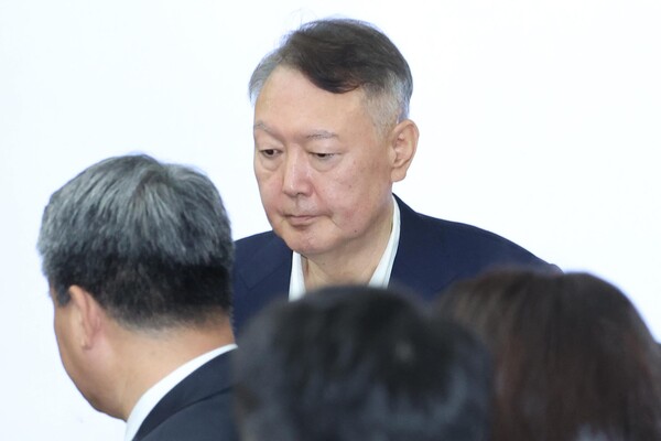 ▲ 윤석열 전 대통령이 26일 서울 서초구 서울중앙지법에서 열린 특수공무집행방해 혐의 재판에 출석하고 있다. 형사 법정에서 윤 전 대통령의 모습이 공개된 것은 지난 4월 내란 사건 재판 이후 약 5개월 만이다. /뉴시스