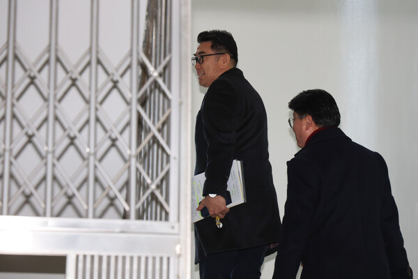 ▲ 김규환 전 의원 휴대전화 포렌식 조사 참관하는 대리인. /뉴시스