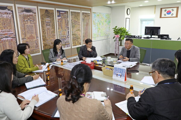 황규돈 신임 팔달구청장이 주요 업무보고회를 주재하고 있다.