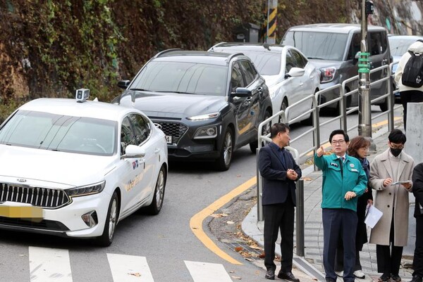 ▲ 박일하 동작구청장이 지난해 11월 17일 사당동 상현중학교 앞 교차로에서 관계자들과 교통 정체 원인과 문제점을 파악하고, 개선방안 마련을 위한 의견을 나누고 있다.