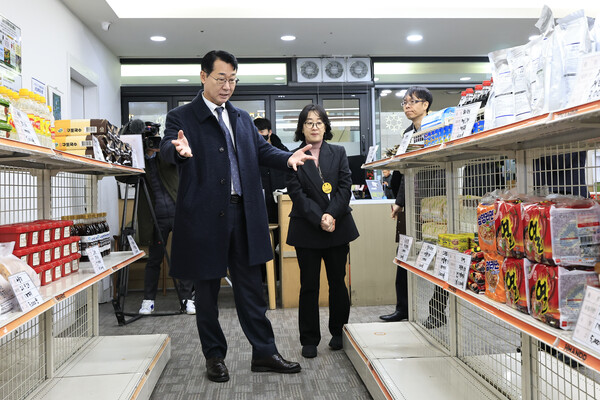 ▲ 정명근 화성특례시장이 12월 그냥드림 선반을 점검하고 있다.