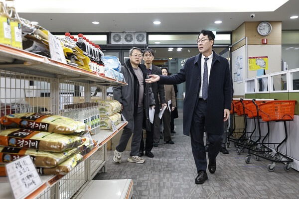 ▲ 정명근 화성특례시장이 12월 그냥드림 선반을 점검하고 있다.