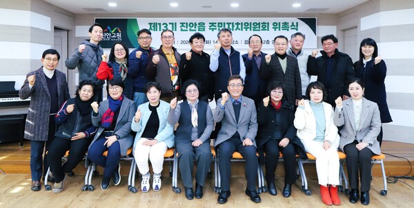 ▲ 정명근 화성특례시장이 12월 그냥드림 방문자 서류를 점검하고 있다.