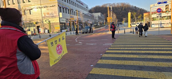 ▲ 청천1동 주민자치회, 청천초등학교 앞 교통안전 봉사 모습.