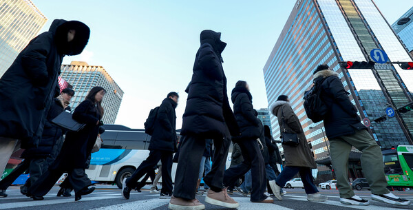 ▲ 2026년 새해 첫 출근일이자 서울 최저기온이 -12도를 기록한 2일 서울 종로구 세종대로에서 두꺼운 옷차림을 한 시민들이 출근하고 있다. /뉴시스