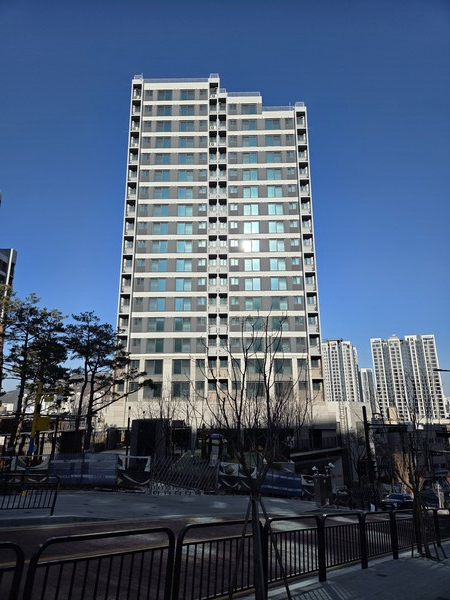 ▲ 안양 냉천 행복주택(필름 부착 외관 사진).