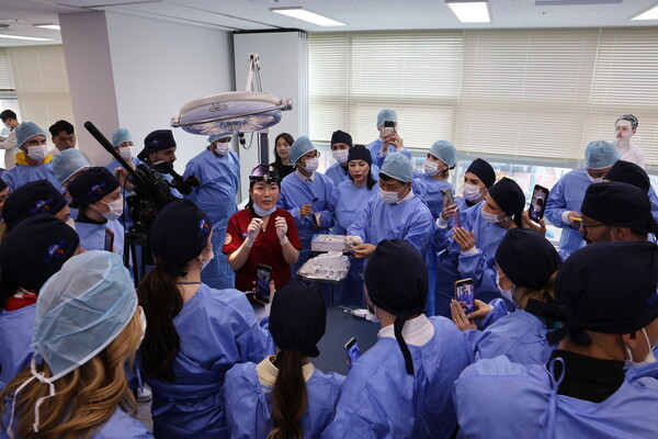 ▲ K-뷰티 의료기기 해외 의료진 대상 교육훈련을 진행하는 모습.