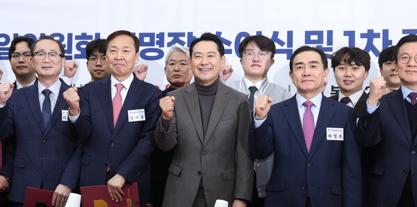 ▲ 장동혁 국민의힘 대표와 김기웅 국민의힘 통일위원회 위원장, 태영호 고문 등 참석자들이 8일 오후 서울 여의도 국회에서 열린 '통일위원회 임명장 수여식 및 1차 전체회의'에서 기념촬영을 하고 있다. /뉴시스