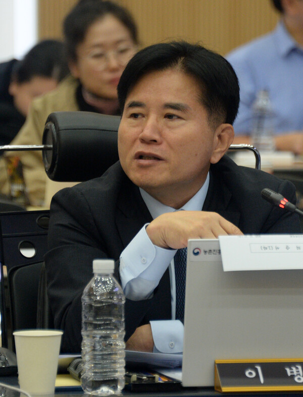 ▲ 더불어민주당 이병진 국회의원이 지난해 10월 17일 전북 전주시 농촌진흥청에서 열린 '2025년도 농림축산식품해양수산위원회 국정감사'에 참석해 발언하고 있다. /뉴시스