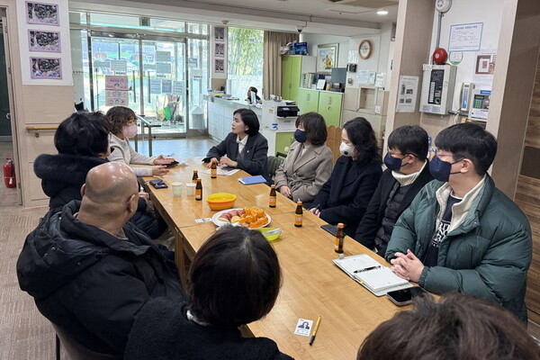 ▲ 황세주 의원, 고색요양원 찾은 모습.