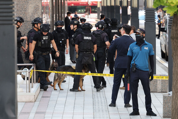▲ 5일 오후 서울 중구 신세계백화점 본점에 폭발물을 설치했다는 신고가 접수돼 경찰특공대와 폭발물 탐지견이 주변을 수색한 뒤 철수하고 있다. /뉴시스
