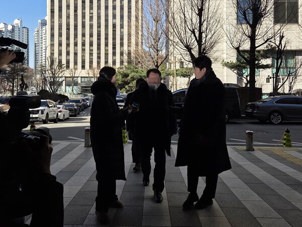 ▲ 김병기 의원에게 1000만원을 건넸다가 돌려받았다는 내용의 탄원서를 작성한 전직 동작구의원 A씨가 8일 오후 서울 마포구 서울경찰청 광역수사단 청사에 출석했다. /뉴시스