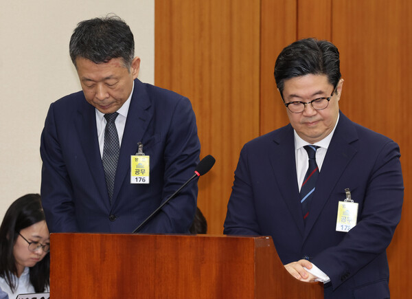 ▲ 나란히 고개숙인 김광일-김병주. /뉴시스