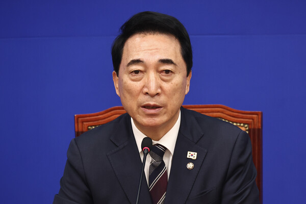 ▲ 답변하는 박수현 민주당 수석대변인. /뉴시스