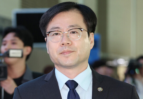 ▲ 여한구 본부장, 한미 관세협상 후속 협의 위해 출국하는 모습. /뉴시스