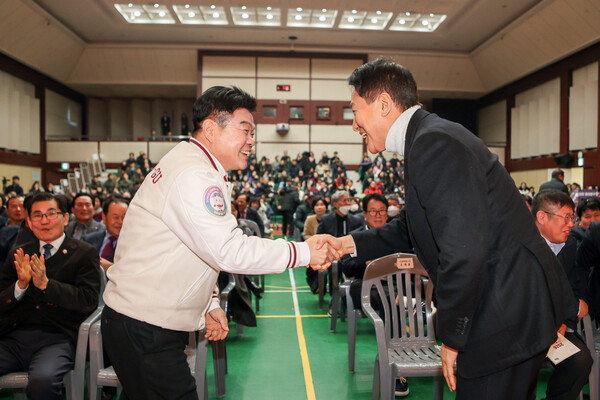 ▲ 이필형 동대문구청장이 동대문구 신년인사회 찾은 오세훈 서울시장과 인사를 하고있다.