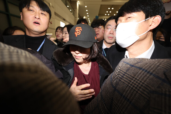 ▲ 2022년 지방선거를 앞두고 강선우 무소속 의원에게 '공천헌금' 1억원을 건넨 의혹을 받는 김경 서울시의원이 11일 오후 인천국제공항 제1여객터미널을 통해 귀국하고 있다. /뉴시스