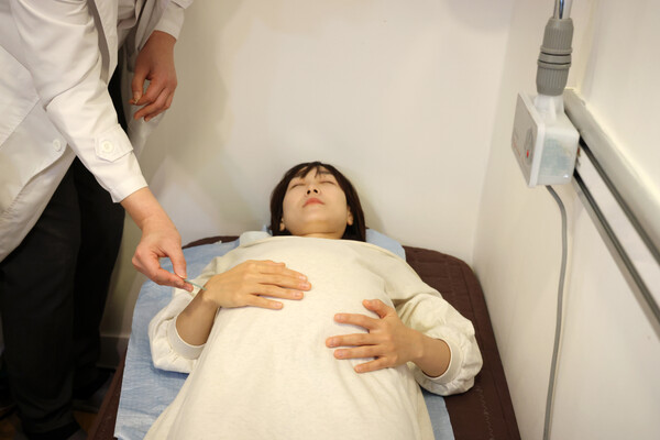 ▲ 한방 치료 받는 임산부. (사진= 대한한의사협회 제공) /뉴시스